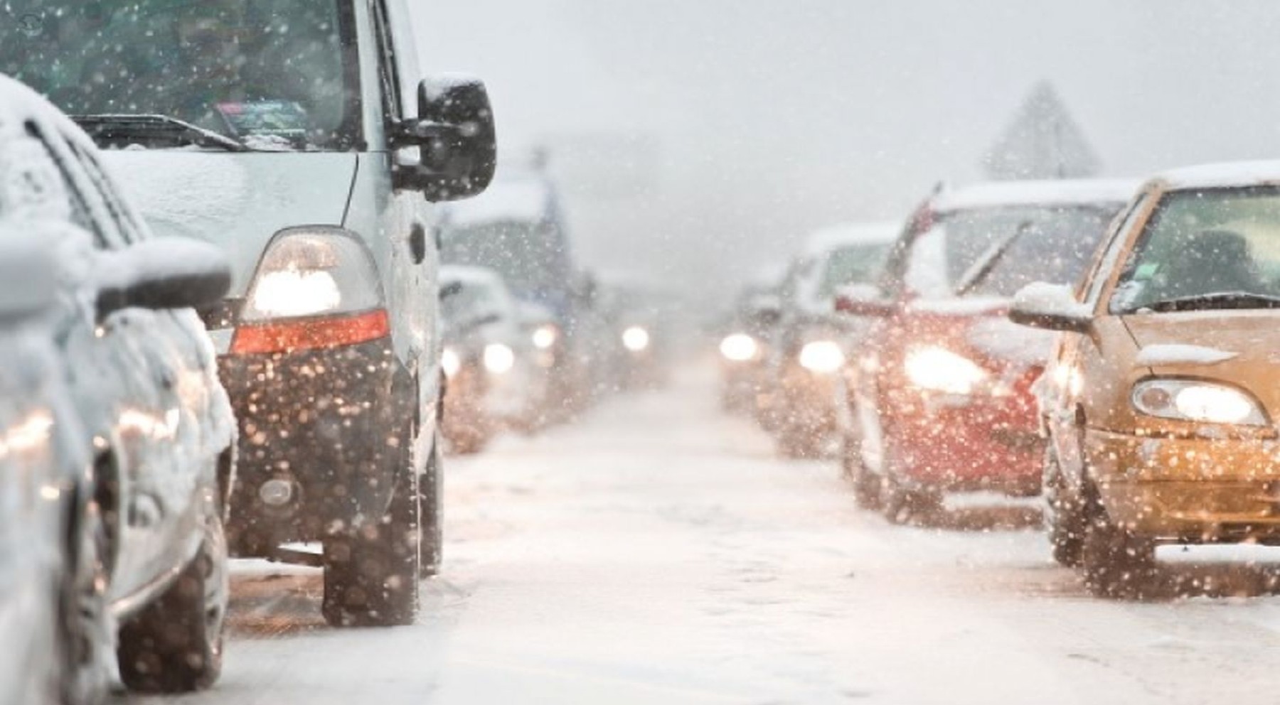 Kit de invierno: qué se debe llevar en el coche cuando nieva o hace frío