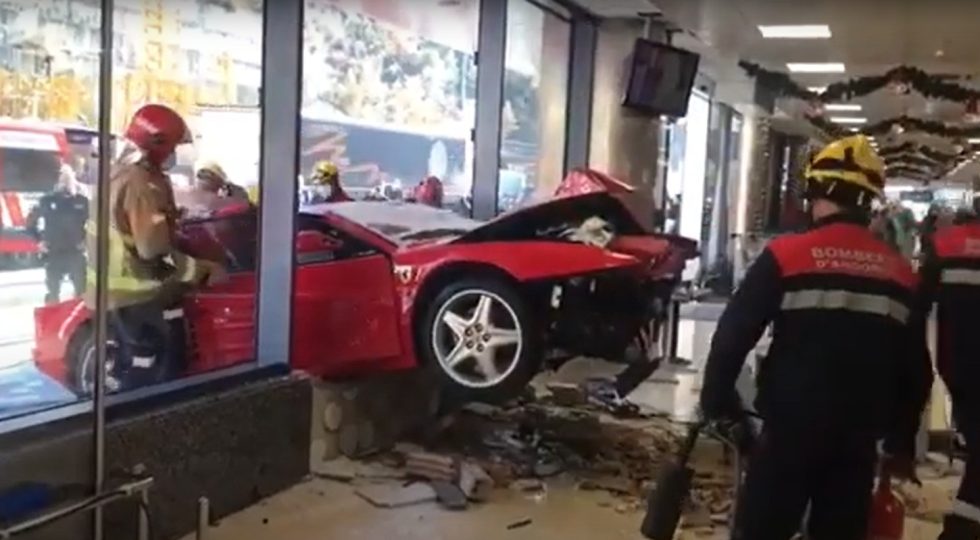 Un conductor de 82 años empotra su Ferrari en un centro comercial