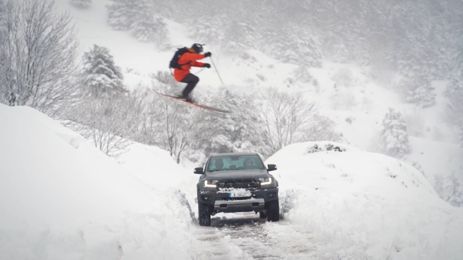 El Ford Ranger Raptor reta en la nieve a Aymar Navarro