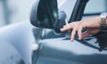 Multas de la DGT: fumar en el coche, conducir con chanclas y otros mitos
