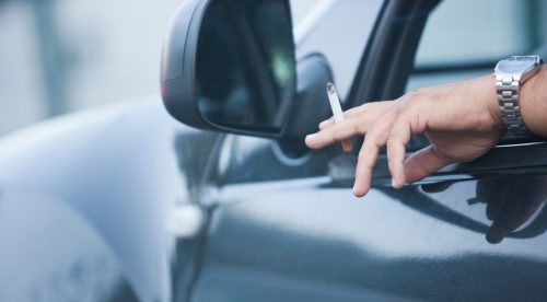 El Gobierno plantea la prohibición de fumar en el coche