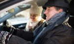 Conducir con abrigo, el dilema del invierno: ¿es peligroso y puede ser motivo de multa?