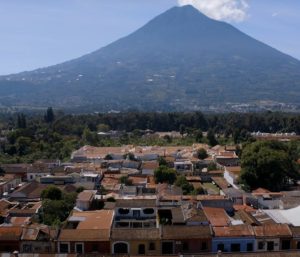 Charly Sinewan visita la ciudad más bonitas de Guatemala.