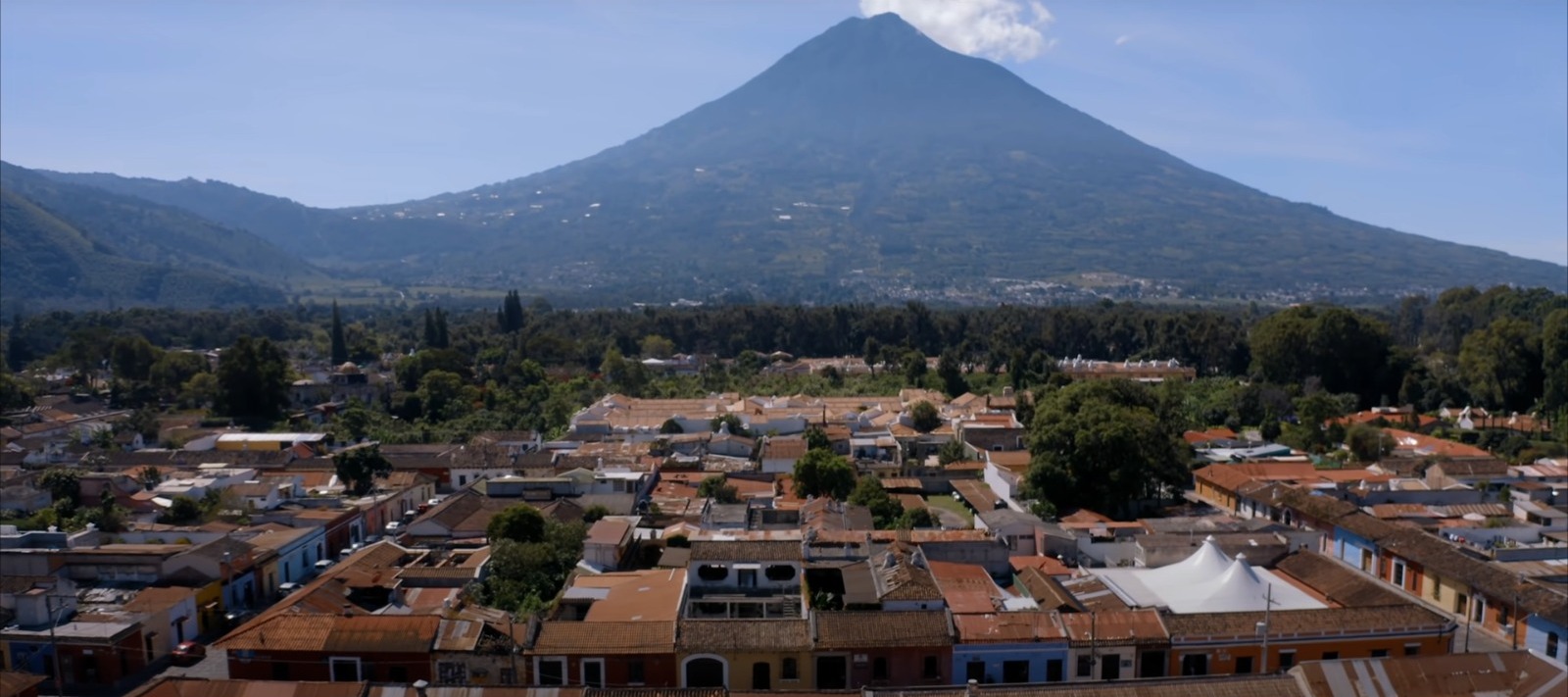 Charly Sinewan visita la ciudad más bonitas de Guatemala.