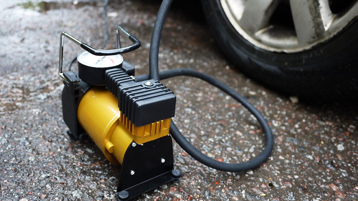 Este compresor para hinchar las ruedas de tu coche en cualquier sitio es  pequeñísimo y ahora cuesta casi la mitad