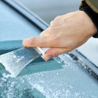 Cómo quitar el hielo del coche: así puedes proteger el parabrisas