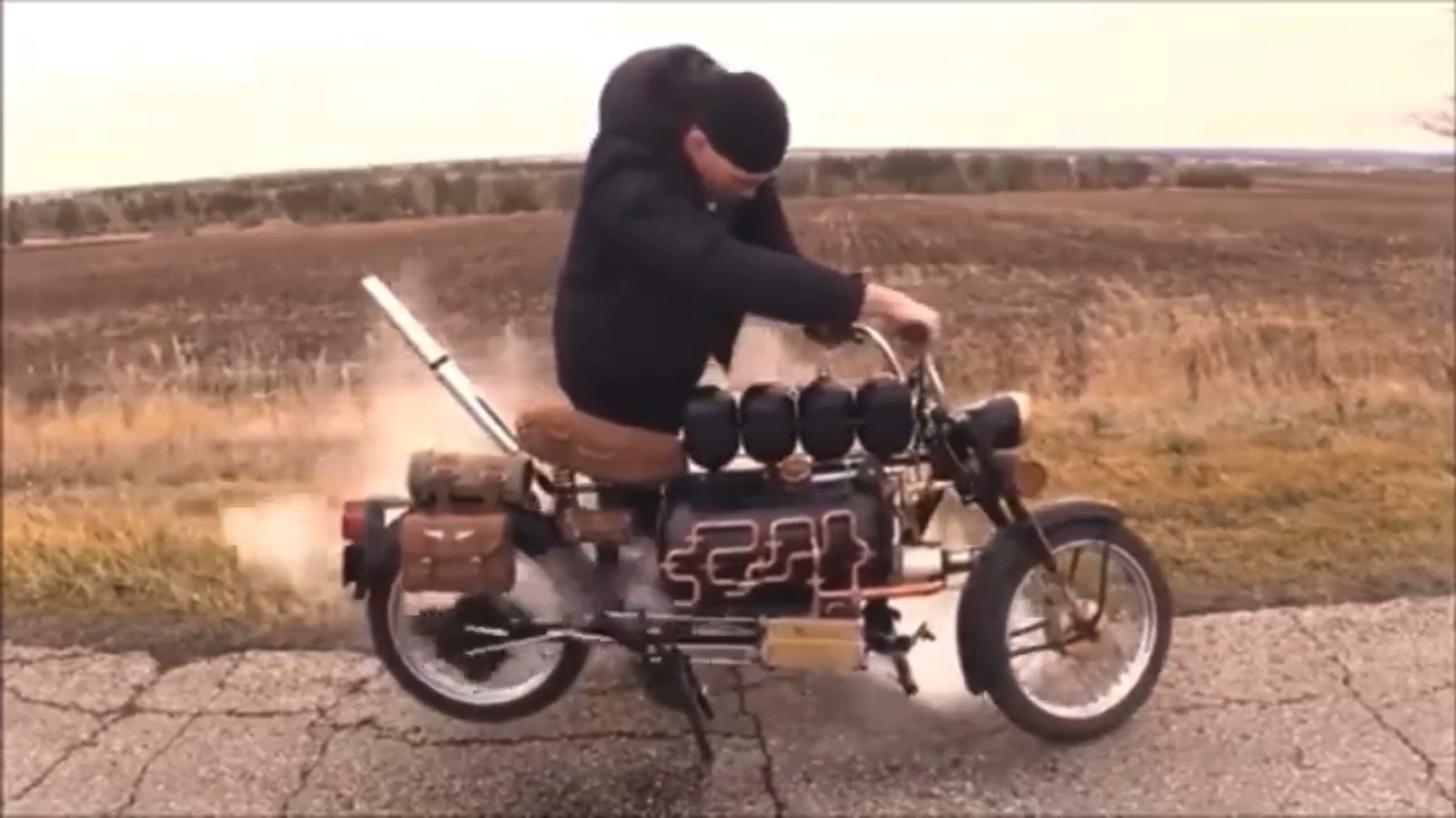 Una moto vapor que funciona como un tren