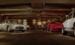 Una biblioteca-garaje de lujo rodeada de coches clásicos