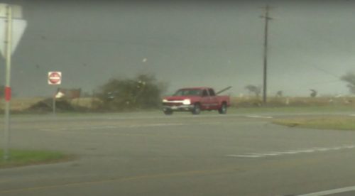 Un tornado arrastra un pick-up en Texas: así termina el coche