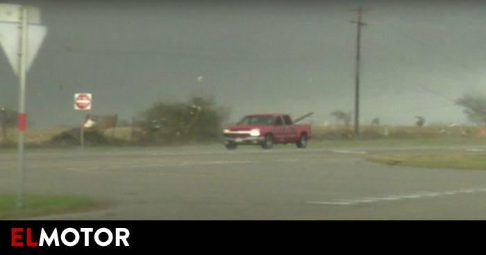 A tornado drags a pick-up in Texas: this is how the car ends