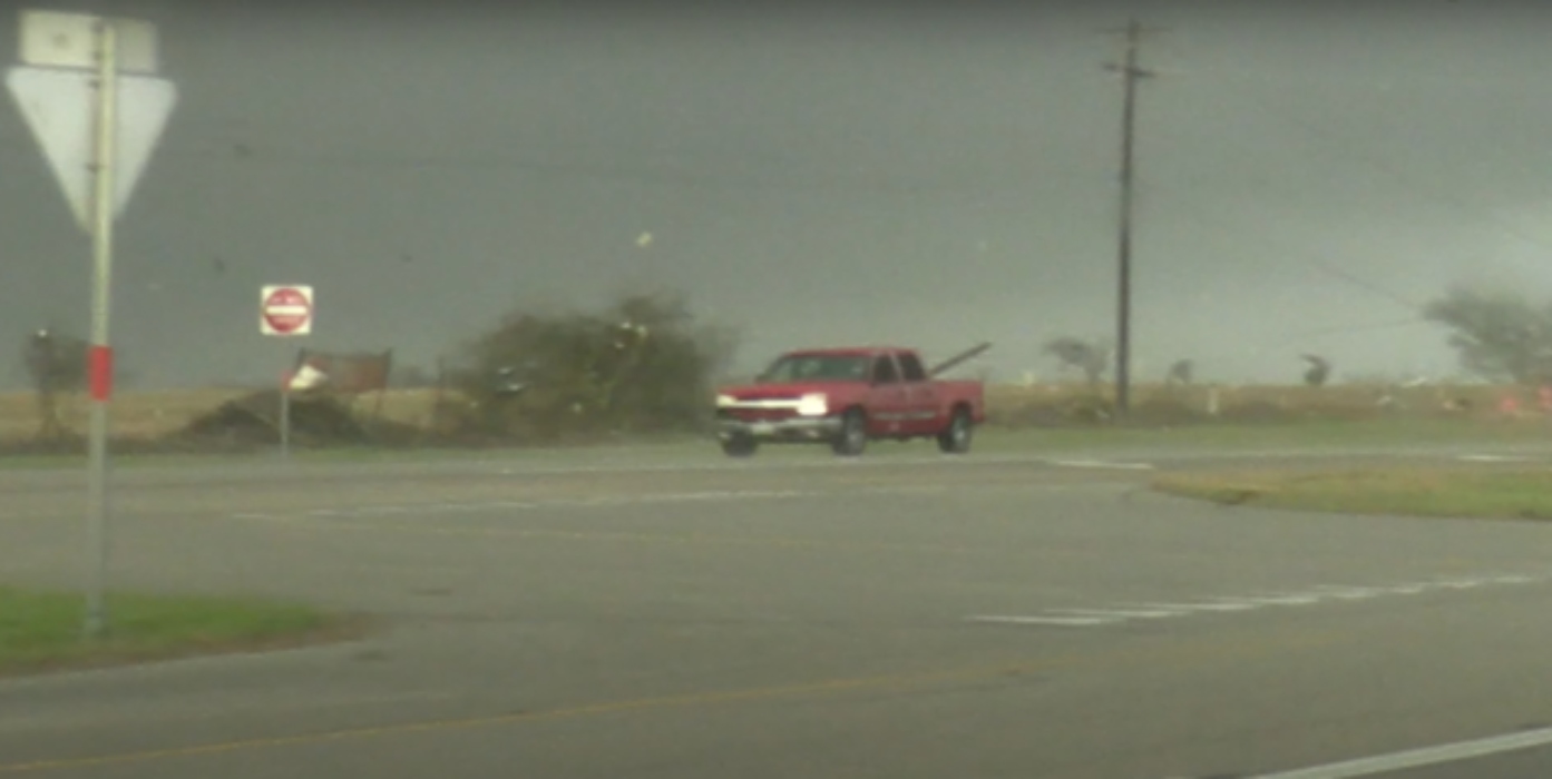 Una Pick-up es arrastrada por un tornado en Texas.