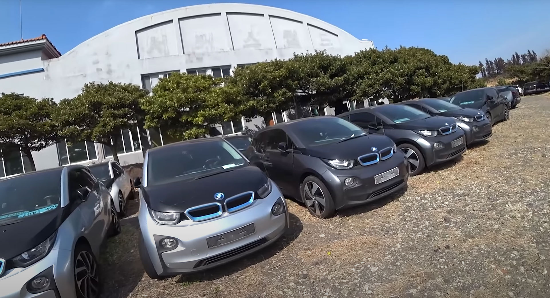 un centenar de BMW i3 han sido abandonados en una isla coreana.