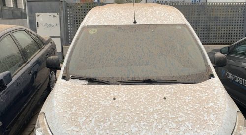 Cómo quitar la arena del coche sin estropear la pintura o el parabrisas