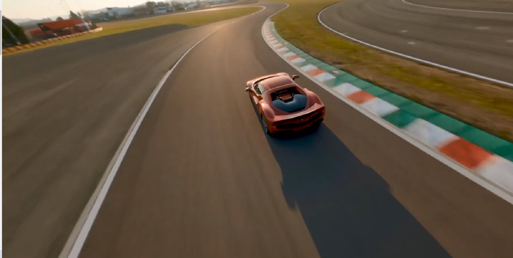 El vídeo de Ibrahimovic con el Ferrari 296 GTB adiestrado por Sainz