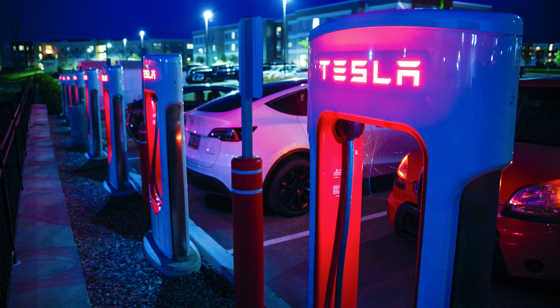 Tesla ofrece cargas gratuitas para los ucranianos que huyen del país