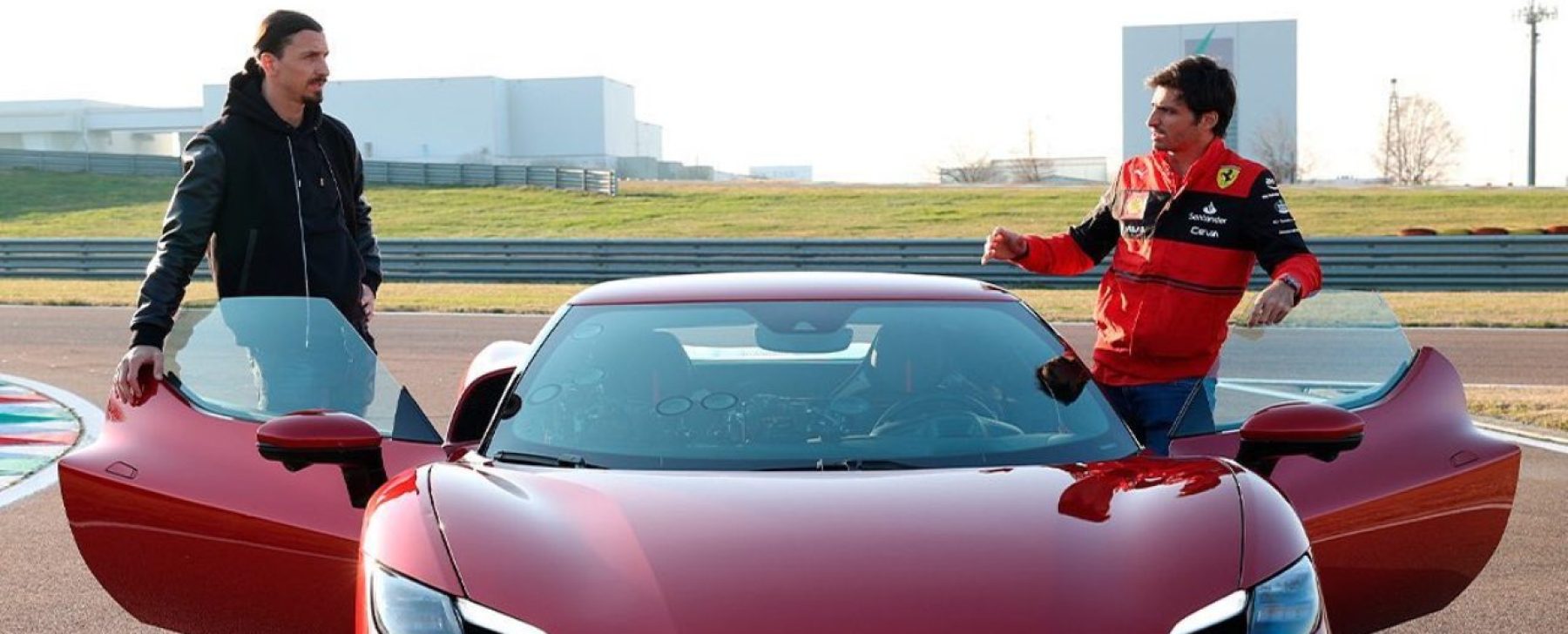 Carlos Sainz pone a prueba con Ibrahimovic el Ferrari 296 GTB