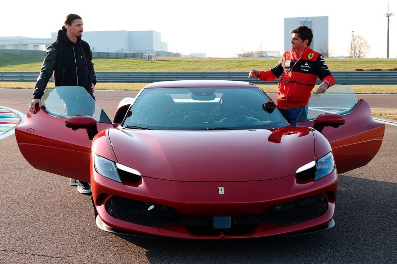 Carlos Sainz pone a prueba con Ibrahimovic el Ferrari 296 GTB