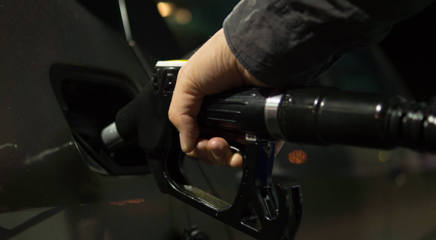 ¿En qué países es más barata y más cara la gasolina?