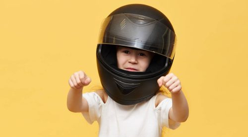 ¿Cuál es la edad mínima para llevar a un niño en moto?