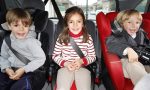 ¿Cuánto tiene que medir un niño para ir delante en el coche?