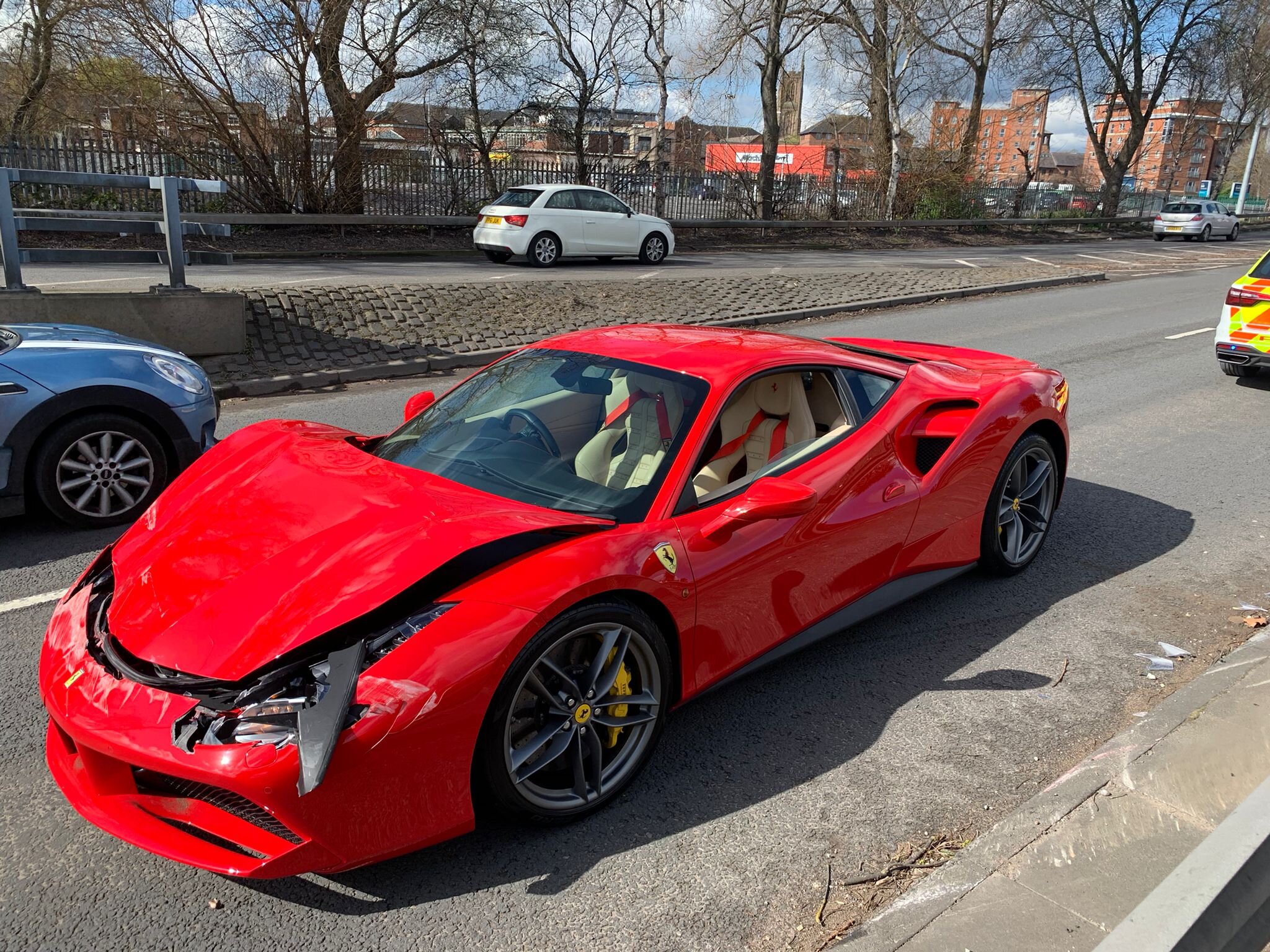 Se compra un Ferrari de 300.000 euros y le dura tres kilómetros