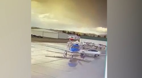 Un Tesla Model Y choca con un avión por culpa de la invocación inteligente