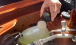 ¿Se puede usar agua en lugar de refrigerante en el motor del coche?