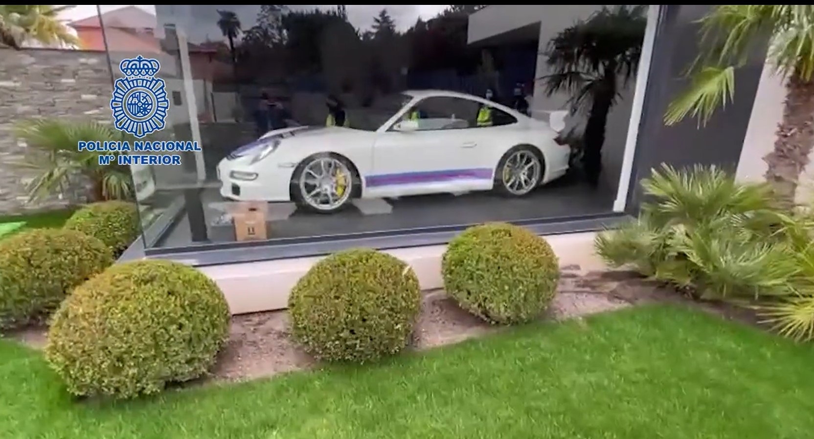 La Policía detiene a un ‘hacker’ que guardaba un Porsche 911 en una vitrina