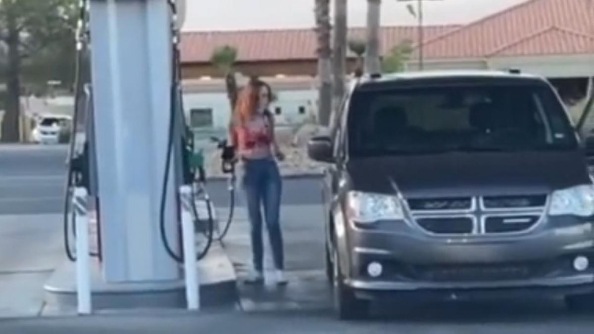 vídeo mujer gasolina