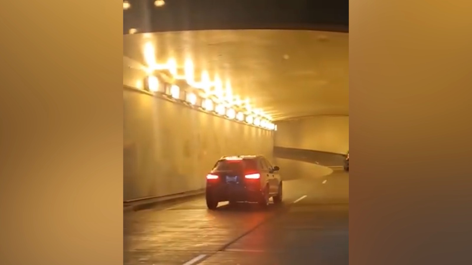 La ilusión óptica en una carretera que obliga a los conductores a detenerse.