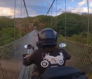 Charly Sinewan sigue su ruta por El Salvador por una vía abandonada