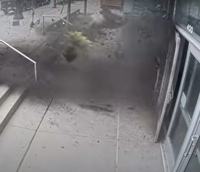 Un Tesla se estrella contra un edificio a gran velocidad
