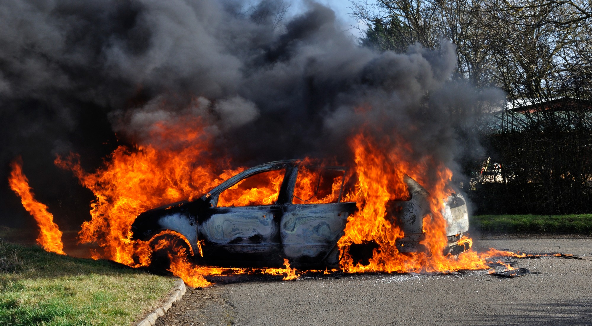 Otro coche eléctrico en llamas: ¿por qué se incendian solos?