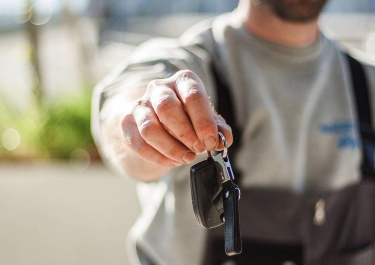 Presta su coche a una persona sin carnet y ahora se enfrenta a perder su propio permiso de conducir