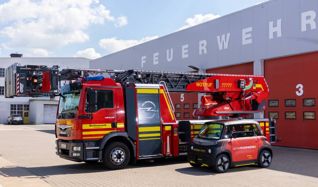 Un Opel Rocks-e transformado en mini coche de bomberos