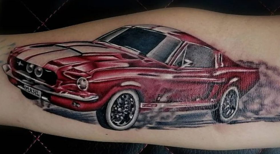 El coche más tatuado del mundo: amor por las cuatro ruedas en la piel