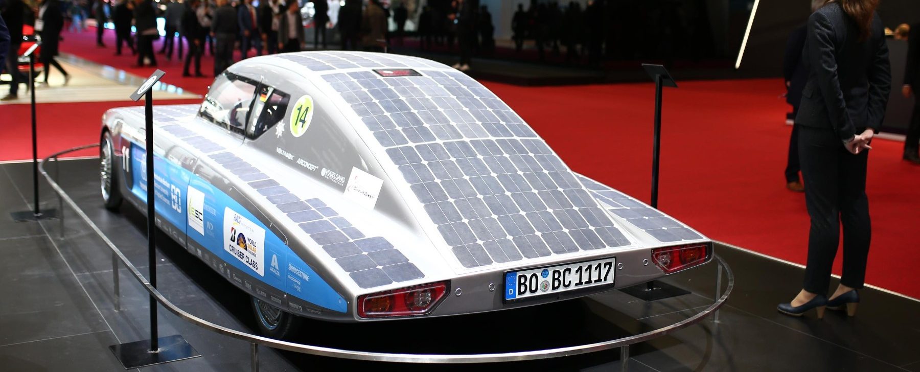 Cargar un coche eléctrico con placas solares