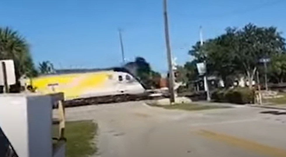 Un tren arrolla un camión que transportaba SUV y coches de lujo