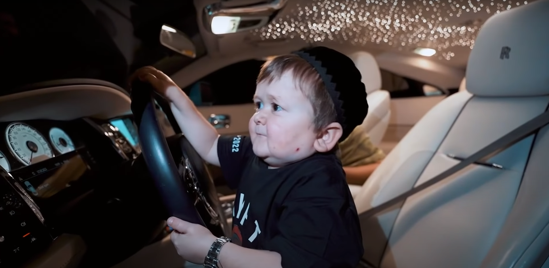 Hasbullah, el conductor con cuerpo de niño que se ha hecho viral