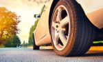 ¿Hay que cambiar la presión de las ruedas del coche en verano?