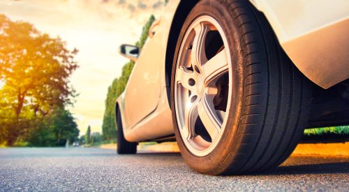 ¿Hay que cambiar la presión de las ruedas del coche en verano?