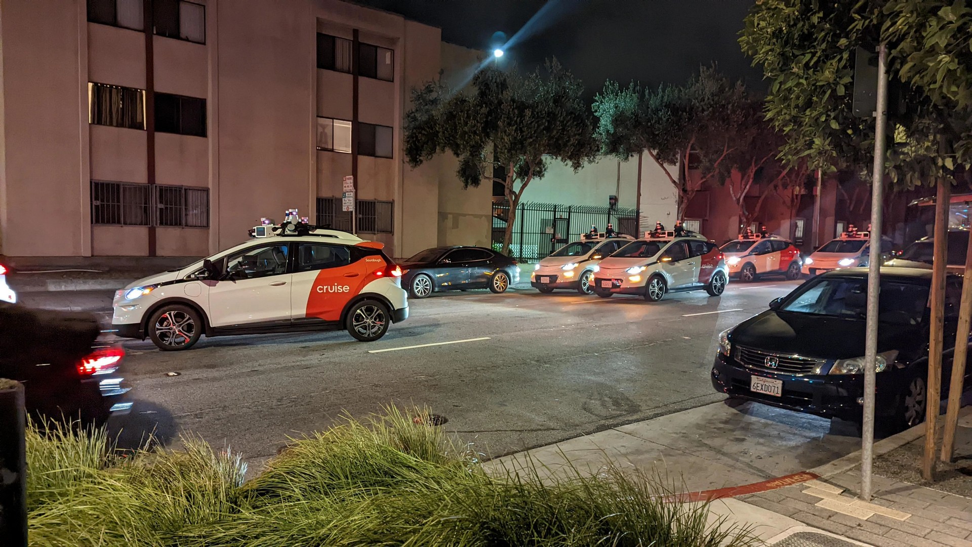 Un grupo de taxis-robot se ‘rebela’ y bloquea una avenida
