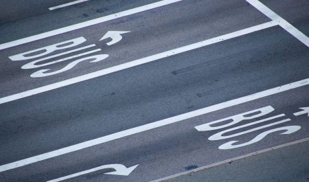 Qué significan las líneas continuas más anchas en el asfalto
