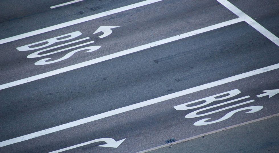 Qué significan las líneas continuas más anchas en el asfalto