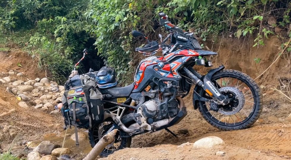 Charly Sinewan continúa su viaje en moto por Honduras, esta vez de noche