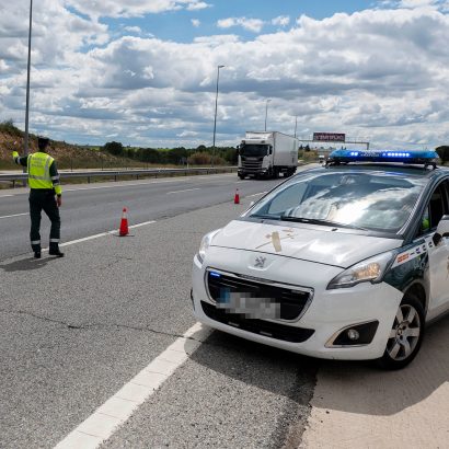 La Guardia Civil para a un conductor de 63 años y los agentes no dan crédito a lo que pasa