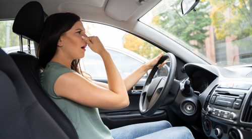 ¿Cómo se quita el mal olor del aire acondicionado en el coche?