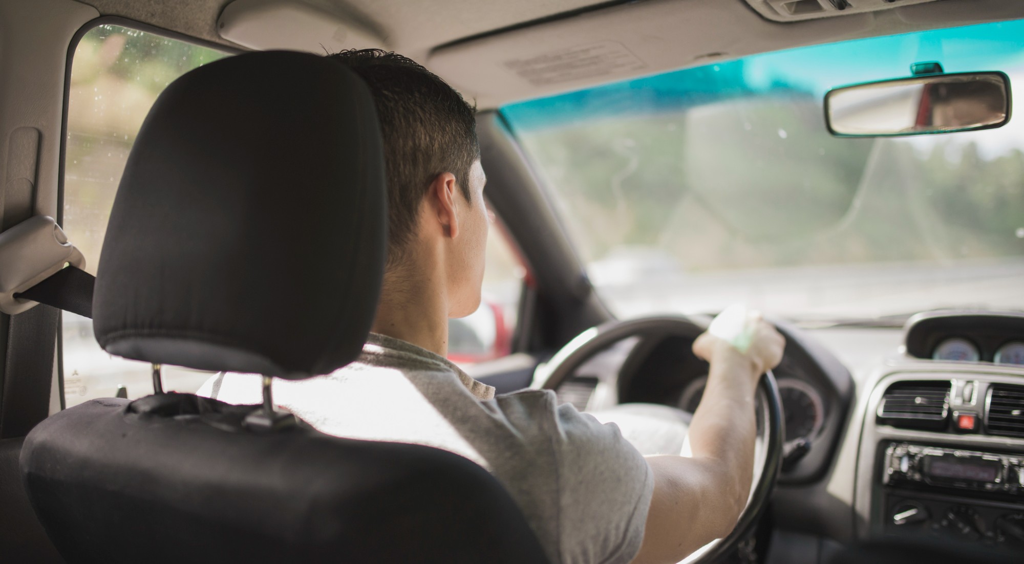 Cómo el reposacabezas del asiento del coche te puede salvar la vida