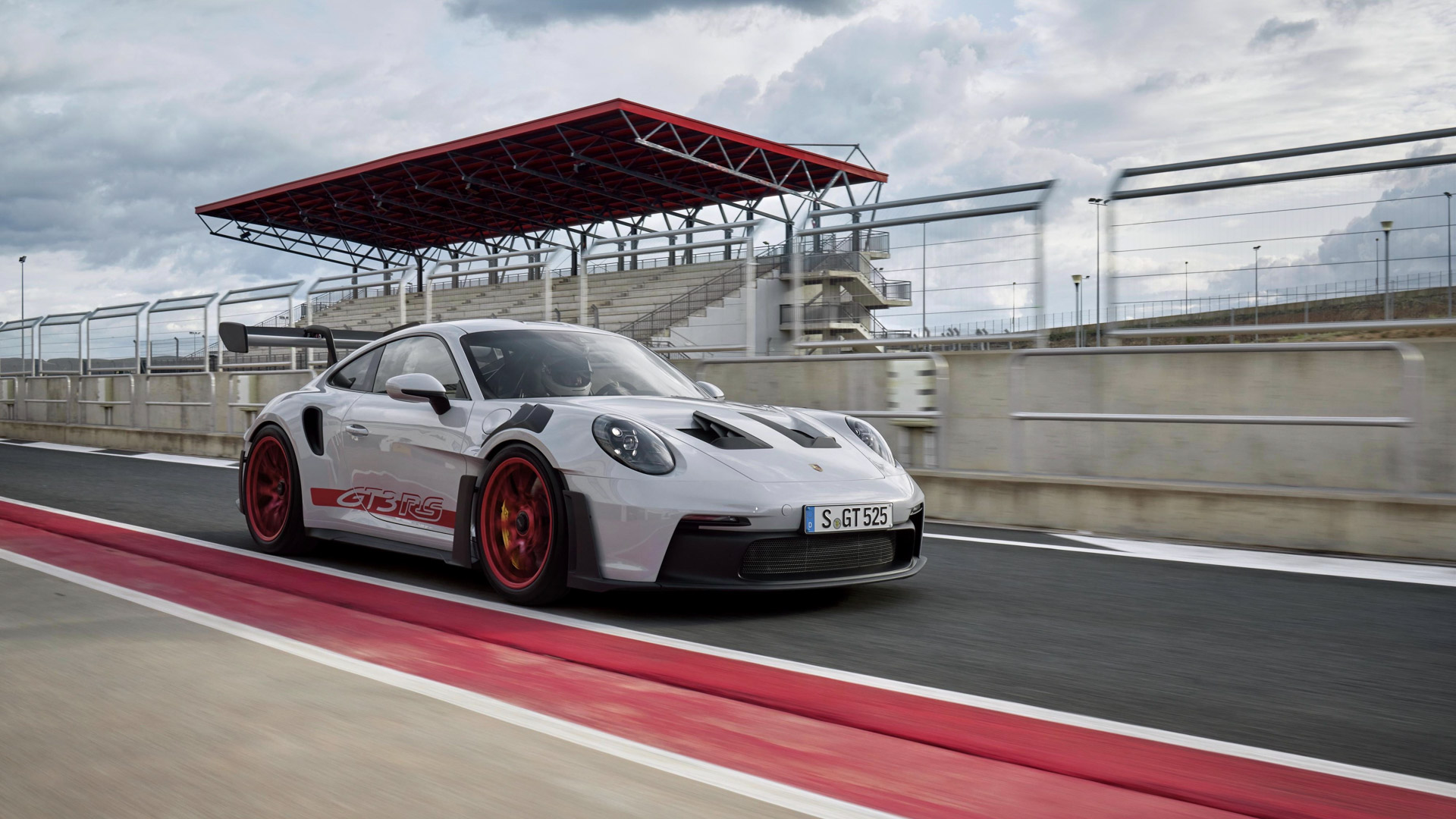 Así deslumbra en circuito el nuevo Porsche 911 GT3 RS