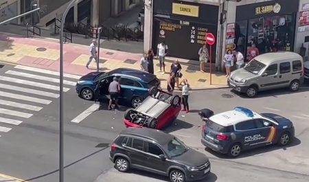 Un cuadriciclo vuelca en plena calle de Ourense
